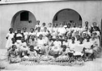 Hoedenvlechten wordt op Curacao onderwezen door de Rooms-Katholieke Missie (Collectie Wereldmuseum, TM-60036245)