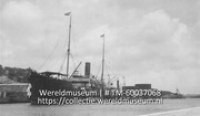 Het Italiaanse vrachtschip 'Bologna' langs de kolensteiger van de firma S.E.L. Maduro & Sons (Collectie Wereldmuseum, TM-60037068)