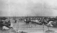 Uitstoomen v/d Amerikaanse kruiser S. Francisco' uit de haven te Willemstad; Gezicht over Willemstad tijdens het vertrek van een Amerikaanse kruiser uit de haven; City view (Collectie Wereldmuseum, TM-60037073)
