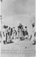 18. Het loshakken en in zakjes laden van het zout; Zoutwinning en -transport; Harvesting and transporting salt (Collectie Wereldmuseum, TM-60037079)