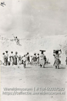 19. Het loshakken en in zakjes laden van het zout; Harvesting and transporting salt; Zoutwinning en -transport (Collectie Wereldmuseum, TM-60037080)