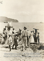 23. Lichter landt; Zoutdragers brengen het zout naar het strand waar het verder wordt vervoerd over zee; Transporting salt (Collectie Wereldmuseum, TM-60037082)