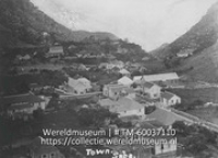 Town. Saba; Gezicht op The Bottom; View over The Bottom (Collectie Wereldmuseum, TM-60037110)