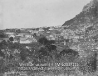 Under Booby Hill. Saba; Gezicht op Windwardside; View over Windwardside (Collectie Wereldmuseum, TM-60037115)