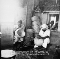 Mangelvlechtwerk te Willemstad, Curacao; Man en vrouw bezig met het vlechten van manden (Collectie Wereldmuseum, TM-60046319)