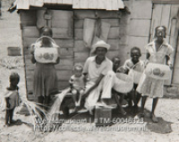 Mangelvlechtwerk te Willenstad, Curacao; Vrouwen tonen hun zelfgevlochten manden (Collectie Wereldmuseum, TM-60046323)