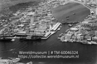 Haven van Curacao; Luchtfoto van Willemstad, met op de voorgrond grote zeeschepen (Collectie Wereldmuseum, TM-60046324)