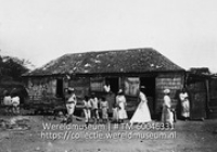 St. Eustatius, woning; Familie op het erf voor een woning (Collectie Wereldmuseum, TM-60046331)