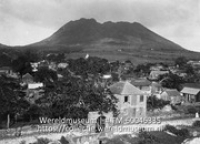 St. Eustatius, gezicht op Oranjestad en vulkaan; Stadsgezicht met op de achtergrond de vulkaan Quill (Collectie Wereldmuseum, TM-60046335)