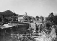 Oranjestad, St. Eustatius; Deel van Oranjestad met een kerk (Collectie Wereldmuseum, TM-60046341)