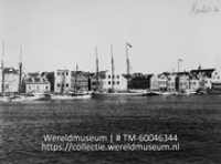 Rechts 2 Curacao; De Handelskade met afgemeerde zeezeilschepen (Collectie Wereldmuseum, TM-60046344)