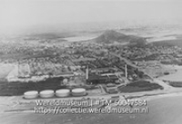 Luchtfoto met waterdistilleerderij, olieraffinaderij en de stadsdelen Otrabanda en Mundo Nobo (Collectie Wereldmuseum, TM-60047584), Marine Luchtvaart Dienst (MLD)