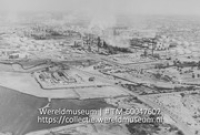 Raffinaderij met het hoofdkantoor en het laboratorium; Luchtfoto van de olieraffinaderij met het hoofdkantoor en het laboratorium (Collectie Wereldmuseum, TM-60047602), Marine Luchtvaart Dienst (MLD)