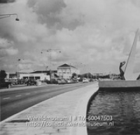 Punda, de ruyterkade met postkantoor, K.J.G.; Auto's op de De Ruyterkade, ter hoogte van het hoofpostkantoor en het monument voor de gevallenen in de Tweede Wereldoorlog (Collectie Wereldmuseum, TM-60047603)