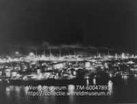 Shellcomplex bij avond vanaf Fort Nassau; Nachtelijk gezicht op de olieraffinaderij (Collectie Wereldmuseum, TM-60047891)