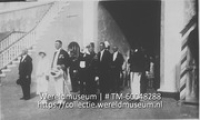 Gouverneur B.W.T. van Slobbe met onder meer oud-gouverneur N.J.L. Brantjes voor het gouverneurspaleis; Mogelijk Gouverneur is Leonard Fruytier, 1948-1949 (Collectie Wereldmuseum, TM-60048288)
