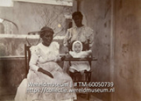 Wilhelm de Gaay Fortman met Bimbi en Mimi, 30.2.1912; Baby Wilhelm de Gaay Fortman in een kinderstoel met Mimi en Bimbi (vermoedelijk de huismeiden) (Collectie Wereldmuseum, TM-60050739)