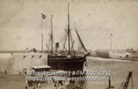Het stoomschip, de SS Jamaica aan het strand op Curacao; Het s.s. Jamaica op strand, Curacao 1887 (Collectie Wereldmuseum, TM-60050752), Soublette et Fils; Robert Soublette