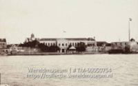 Het stadhuis van Curacao gezien vanaf het water (Collectie Wereldmuseum, TM-60050754), Soublette et Fils; Robert Soublette