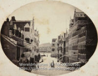 Willemstad. Calle Ancha ..... (?); Straatgezicht in Willemstad met uitzicht op de kade (Collectie Wereldmuseum, TM-60050756)
