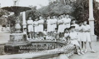De Weener koorknapen, genomen in 't Wilhelmina park, Curacao; Een groep jongens, de Wenner koorknapen, in uniform bij een vijver in het park (Collectie Wereldmuseum, TM-60050757)