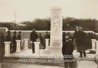 Onthulling van een gedenksteen voor de onderofficieren Marcusse, Vaas en van Zuilen, slachtoffers van den Venezolaanschen overval op 8 juni 1929, 23 november 1930 (Collectie Wereldmuseum, TM-60050777)