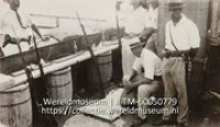 Gewapende werknemers op het terrein van de Curacaose Petroleum Industrie Maatschappij (CPIM), kort na de overval van Venezolaanse revolutionairen op het Waterfort (Collectie Wereldmuseum, TM-60050779)