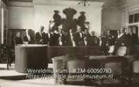 De leden van de kolonialen raad in de raadszaal; De leden van de koloniale raad in de raadszaal (Collectie Wereldmuseum, TM-60050783)