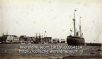 De 'Red D Line' de haven uit- stoomende (Schottegat); Havengezicht; Harbour view (Collectie Wereldmuseum, TM-60054114), Soublette et Fils; Robert Soublette