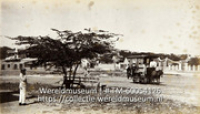Halte van de paardentram tussen de stadsdelen Scharloo en Pietermaai (Collectie Wereldmuseum, TM-60054126), Soublette et Fils; Robert Soublette