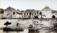 Achterzijde van landhuis en later leprozerie Zaquito, aan het Rifwater (Collectie Wereldmuseum, TM-60054128), Soublette et Fils; Robert Soublette