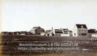 Gezicht op Kralendijk met onder meer de woning van de gezaghebber van het eiland Bonaire (Collectie Wereldmuseum, TM-60054138), Soublette et Fils; Robert Soublette