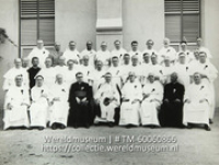 Groepsportret ter gelegenheid van het 75-jarig jubileum van de Dominicaner Missie op Curacao (Collectie Wereldmuseum, TM-60060866)
