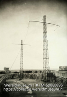 Eerste Radiomasten op het Rif. Na 1908, toen de masten werden opgericht; Zendmasten in het Riffort; Transmitting towers at the Rif Fort (Collectie Wereldmuseum, TM-60060896)