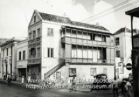 De Curacaose Hypotheekbank op de hoek van de Breedestraat en het Helfrichplein (Collectie Wereldmuseum, TM-60060908)