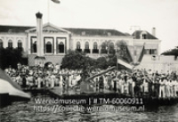 Viering van Koninginnedag en/of het veertigjarig regeringsjubileum van Koningin Wilhelmina bij het paleis van de gouverneur (Collectie Wereldmuseum, TM-60060911)