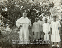 Groepsportret met een rooms-katholieke pater en personeel, gekleed voor de zondagsmis (Collectie Wereldmuseum, TM-60060948)