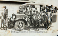 Een groep welpen met hun hopman gaan op excursie naar Banda Bou (Collectie Wereldmuseum, TM-60060950), Thielman, E.