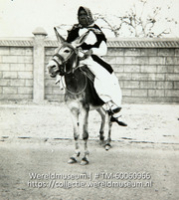 23 Bonaire; Vrouw op een ezel; Woman riding a donkey (Collectie Wereldmuseum, TM-60060966)