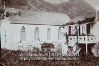 Kerk en pastorie van de 'Windward-side'op het eiland Saba; Rooms-katholieke kerk; Roman Catholic church (Collectie Wereldmuseum, TM-60060971)