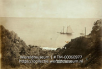Fort Bay Harbour. Saba, Dutch W.I.; Zeilschepen bij de landingsplaats, Fort-baai; Sailing vessels in front of the landing place, Fort Bay (Collectie Wereldmuseum, TM-60060977)