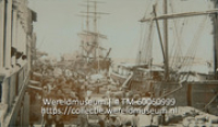 Twee grote zeilschepen lossen handelswaar aan de Handelskade in Willemstad (Collectie Wereldmuseum, TM-60060999), Soublette et Fils; Robert Soublette