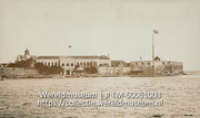 Het gouverneurspaleis, Fort Amsterdam, de Fortkerk en het Waterfort (Collectie Wereldmuseum, TM-60061003), Soublette et Fils; Robert Soublette