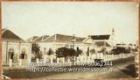 De Hendrikschool in Willemstad, met op de achtergrond de RK-kerk (Collectie Wereldmuseum, TM-60061744)