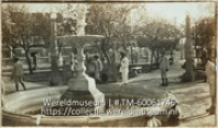 Fontein in een park met schooljongens van de Hendrikschool (Collectie Wereldmuseum, TM-60061746)