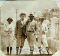 Groepsfoto van A.D. Jonckheer, N.M. Chumaceiro, R.C. Henriquez en Jac. V. v.d. Linde, redactie van 'De Schoolrevue'; De Redactie (Collectie Wereldmuseum, TM-60061748)