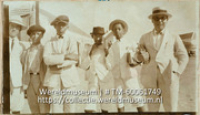 Groepsfoto van zes schooljongens van de Hendrikschool; 50% der achtste klasse (Collectie Wereldmuseum, TM-60061749)