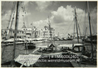 De drijvende markt van Willemstad - Curacao The Floating market (Collectie Wereldmuseum, TM-60062401)