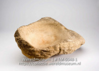 Stenen voorwerp, vermoedelijk een maalsteen (Collectie Wereldmuseum, TM-6048-1)