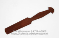 Houten spatel gebruikt bij de bereiding van een maismeelgerecht; Palu di funchi (Collectie Wereldmuseum, TM-H-2609)